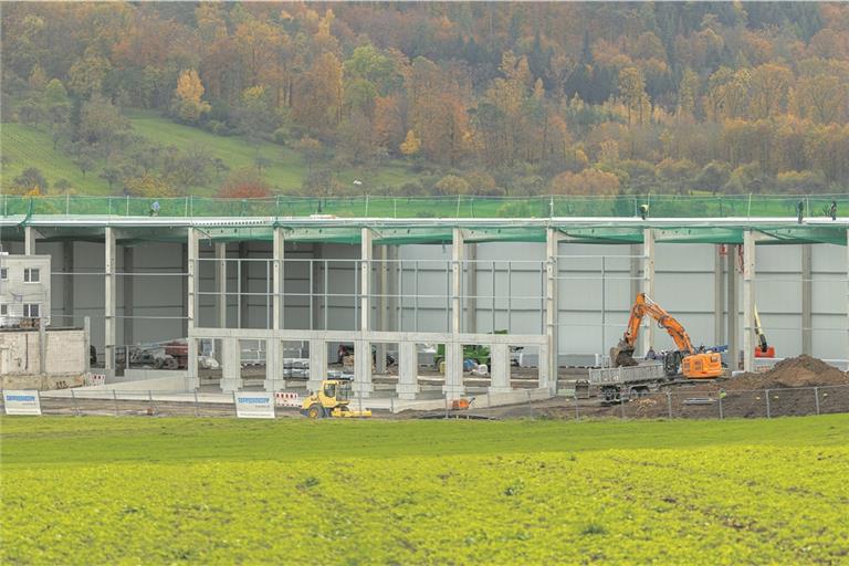 In Sichtweite der B14 entsteht neben der Lechstraße in Waldrems das neue Logistikzentrum der Spedition Ulmschneider. Foto: A. Becher