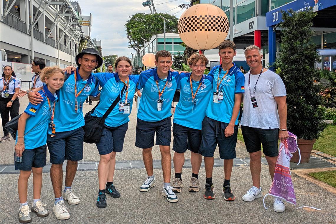 In Singapur hat das Team Ralf Schumacher (rechts) getroffen. Von links: Lana Radenkovic, Elias Hoque, Larissa Dreier, Luka Radenkovic, Alexander Schwarz und Linus Pfister.