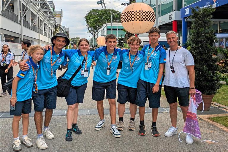 In Singapur hat das Team Ralf Schumacher (rechts) getroffen. Von links: Lana Radenkovic, Elias Hoque, Larissa Dreier, Luka Radenkovic, Alexander Schwarz und Linus Pfister.
