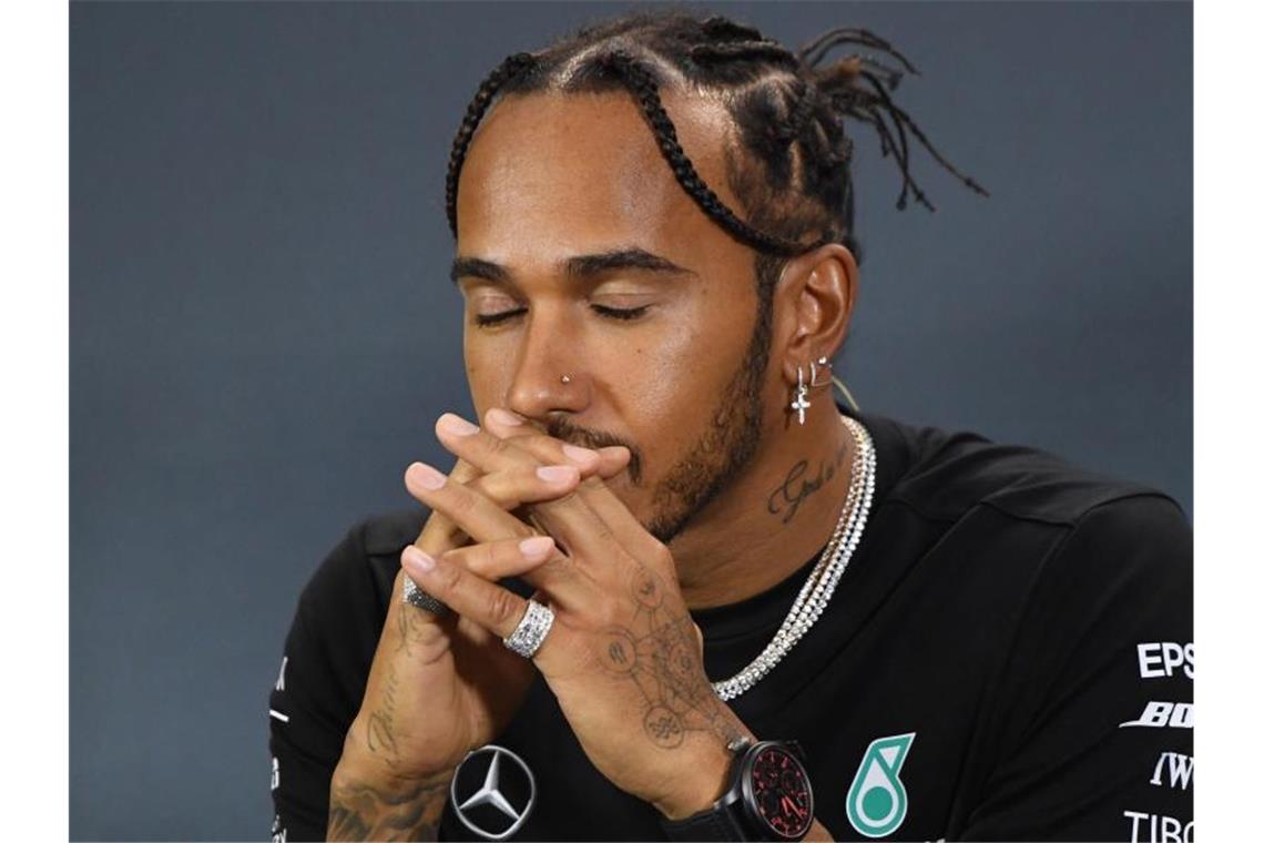 Darüber wird im Fahrerlager der Formel 1 auch gesprochen In Singapur könnte dem Formel-1-Weltmeister Lewis Hamilton auch die schwüle Hitze zu schaffen machen. Foto: Then Chih Wey/XinHua