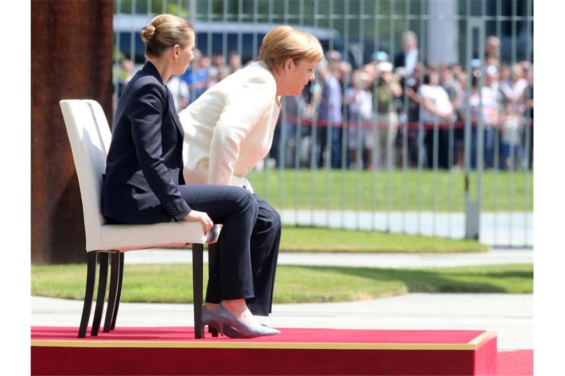Tschentscher zu Merkel: Anzeichen körperlicher Überlastung In sitzender Position verfolgen Angela Merkel und die dänische Ministerpräsidentin Mette Frederiksen das Abspielen der Nationalhymnen. Foto: Wolfgang Kumm