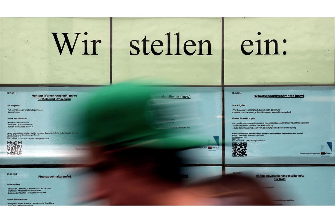 In so mancher Stellenanzeige wird mit besonderen Benefits um die Gunst neuer Beschäftigter geworben (Archivbild)