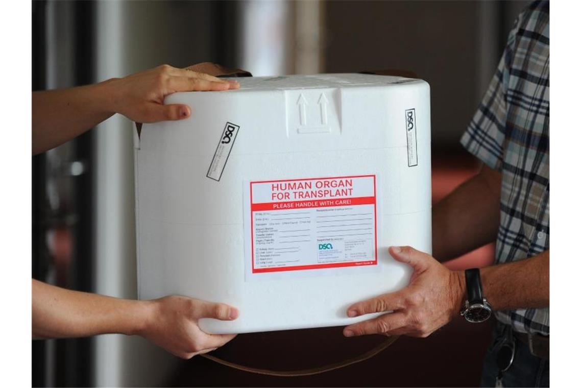 Leichter Rückgang bei Organspenden im Jahr 2019 In solchen Organtransportboxen werden Organe zu Empfängern geliefert. Foto: Jens Kalaene/dpa-Zentralbild/dpa