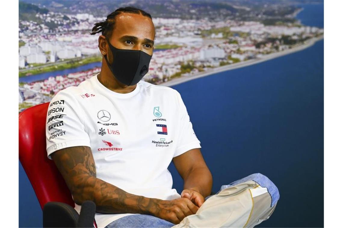 Darüber spricht das Fahrerlager beim GP von Russland In Sotschi steht vor allem Weltmeister Lewis Hamilton im Mittelpunkt der Gespräche. Foto: Mark Sutton/Pool Motorsport Images/AP/dpa