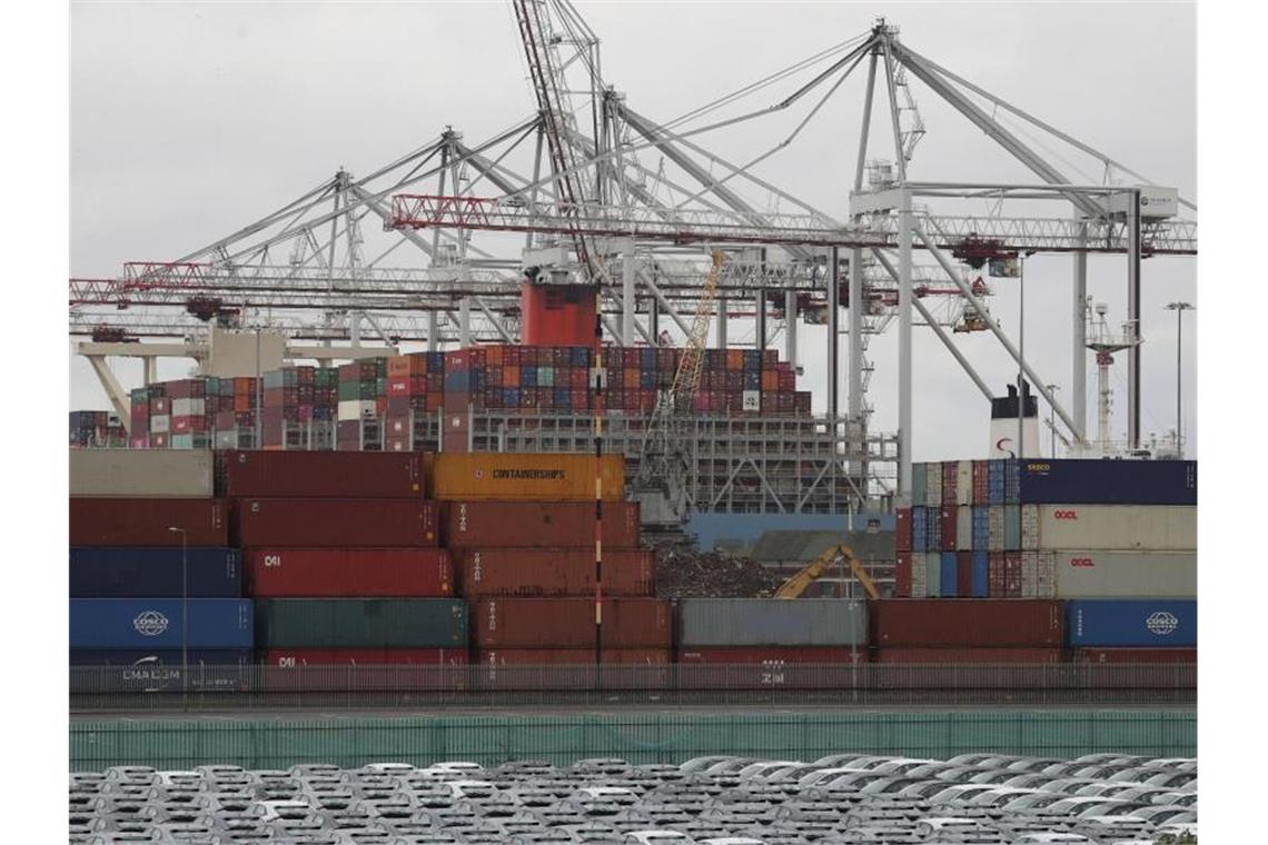 In Southampton am Ärmelkanal stauen sich seit Wochen die Container. Foto: Andrew Matthews/PA/AP/dpa