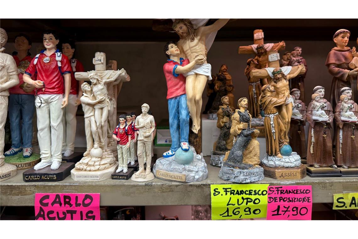In Souvenirshops werden Tonfiguren von Franz von Assisi und Carlo Acutis verkauft. (Archivbild)