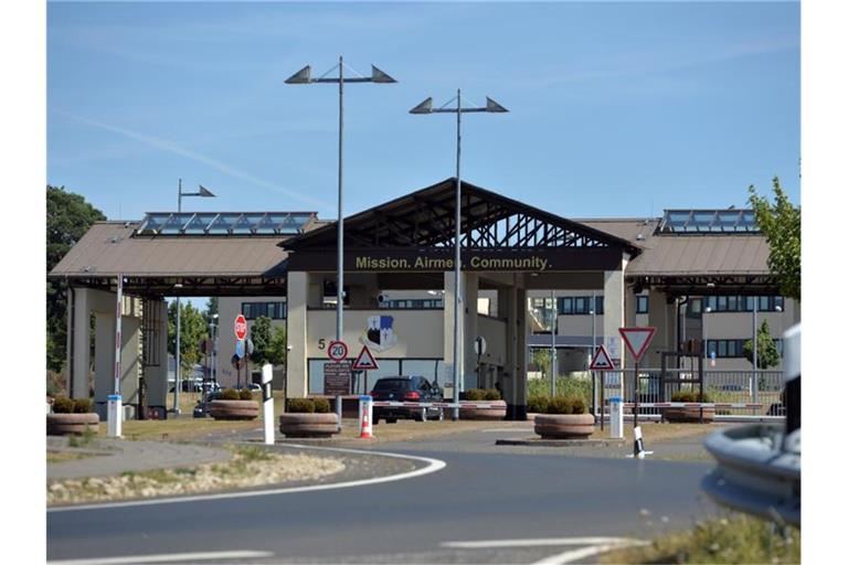 In Spangdahlem ist ein Geschwader mit Kampfflugzeugen des Typs F16 stationiert. Insgesamt sind dort etwa 4000 US-Soldaten stationiert. Foto: Harald Tittel/dpa