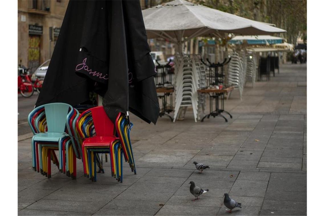 Polen und Schweiz auf Corona-Risikoliste In Spanien sind mehr als 1 Millionen Menschen infiziert - das Land erwägt die Abschottung bestimmter Gebiete. Foto: Emilio Morenatti/AP/dpa