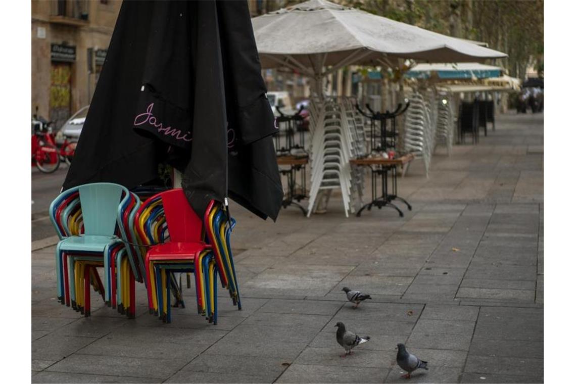 In Spanien sind mehr als 1 Millionen Menschen infiziert - das Land erwägt die Abschottung bestimmter Gebiete. Foto: Emilio Morenatti/AP/dpa