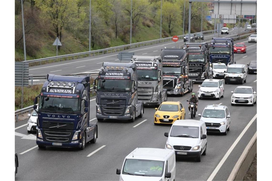 LKW-Proteste in Spanien führen zu Engpässen In Spanien streiken die LKW-Fahrer und blockieren wichtige Straßen. Foto: Isabel Infantes/EUROPA PRESS/dpa