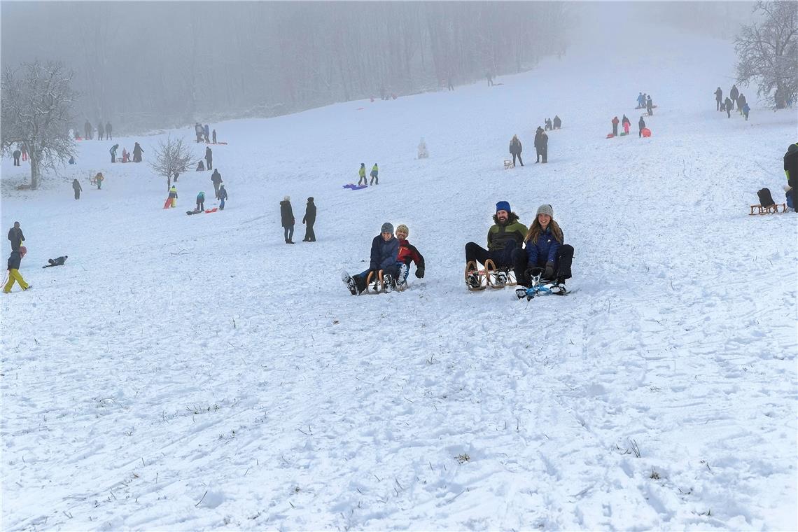 „Straßen verkraften diese Massen nicht“ In Spiegelberg am alten Skilift war schon am vergangenen Wochenende viel los. So viel, dass die Straßen und Parkplätze überfüllt waren und gesperrt werden mussten. Archivfoto: J. Fiedler