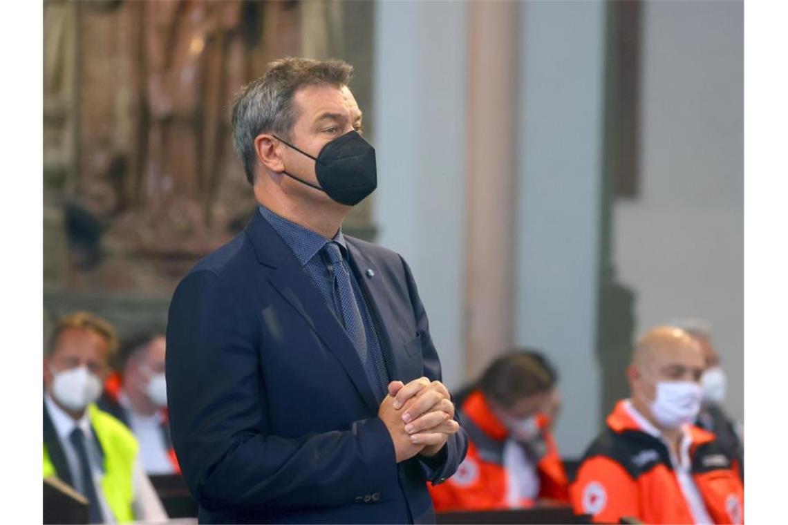 In stillem Gebet: Markus Söder nimmt an dem Gedenkgottesdienst im Kiliansdom teil. Foto: Karl-Josef Hildenbrand/dpa