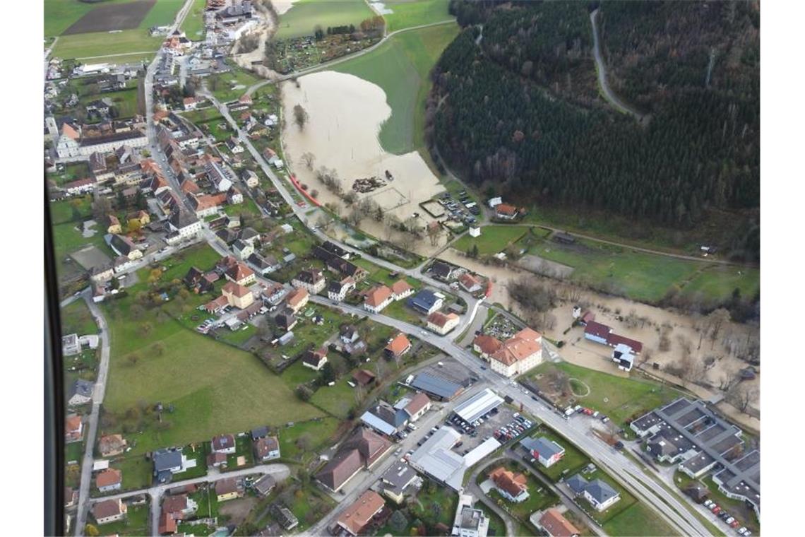 In Straßburg in Kärnten stehen nach den anhaltenden Regenfällen viele Häuser unter Wasser. Foto: Unbekannt/BFK08/APA/dpa