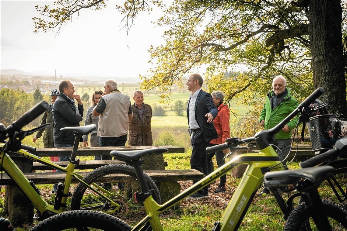 Gemarkungslauf: Mit dem Rad durch Backnangs Stadtteile In Strümpfelbach ging es mit dem Rad zur Gertrudenbank. Von links: Geschäftsführerin des Mostviertels Nadine Thoman, Baudezernent Stefan Setzer, Melanie Schuler, Manfred Föll vom Ortschaftsrat, Erster Bürgermeister Siegfried Janocha, OB Maximilian Friedrich, Siglinde Lohrmann (Ortsvorsteherin Strümpfelbach) und Rolf Lohrmann. Foto: Alexander Becher
