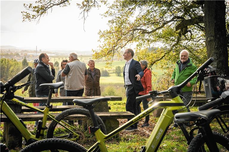 In Strümpfelbach ging es mit dem Rad zur Gertrudenbank. Von links: Geschäftsführerin des Mostviertels Nadine Thoman, Baudezernent Stefan Setzer, Melanie Schuler, Manfred Föll vom Ortschaftsrat, Erster Bürgermeister Siegfried Janocha, OB Maximilian Friedrich, Siglinde Lohrmann (Ortsvorsteherin Strümpfelbach) und Rolf Lohrmann. Foto: Alexander Becher