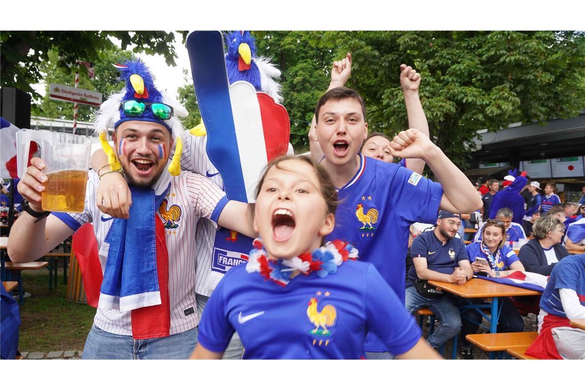 Franzosen feiern eine friedliche Fußballparty In Stuttgart feierten die Franzosen vor der Partie ein Fußballfest.