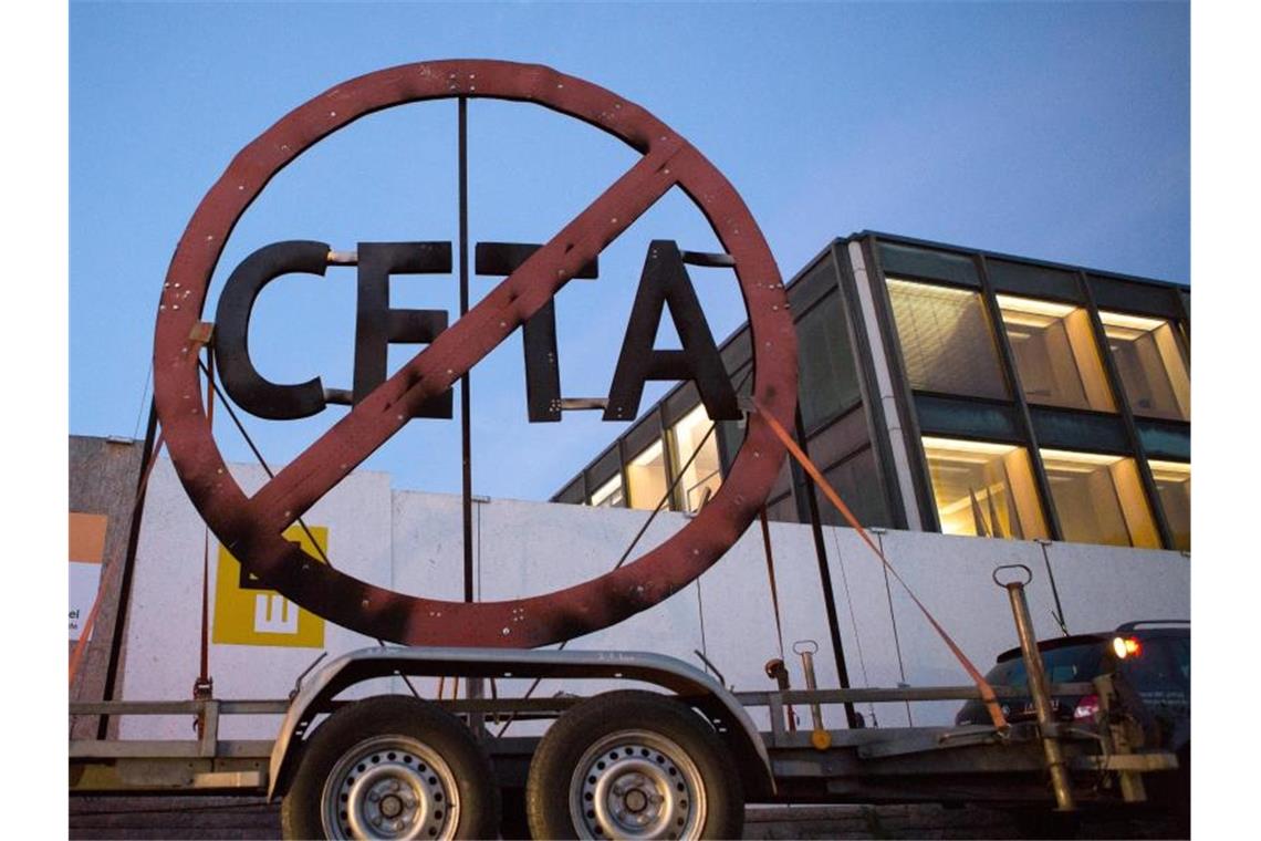 In Stuttgart wird 2016 gegen das Handelsabkommen der EU mit Kanada protestiert. Foto: picture alliance / dpa