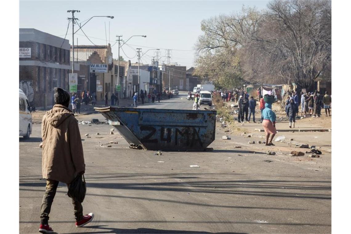 In Südafrika gibt es Proteste gegen die Inhaftierung des früheren Präsidenten Zuma. Foto: Yeshiel Panchia/AP/dpa