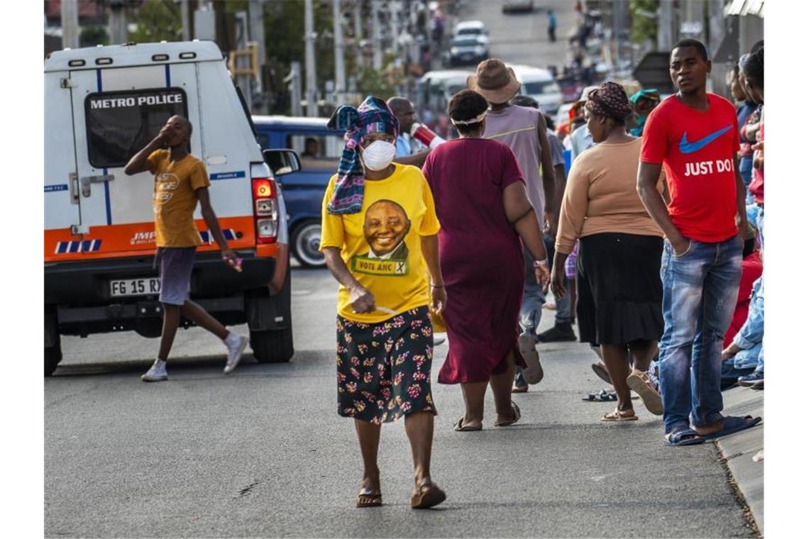 Schwellenländer an der Schwelle zur Krise In Südafrika kämpfen Millionen Menschen ums Überleben, die Armut ist in wenigen Wochen dramatisch angewachsen. Foto: Jerome Delay/AP/dpa