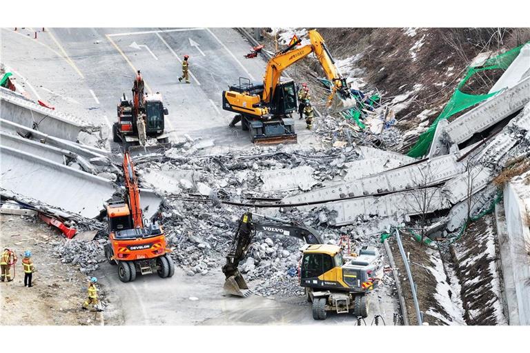 In Südkorea sind mindestens vier Menschen beim Bau einer Brücke gestorben.