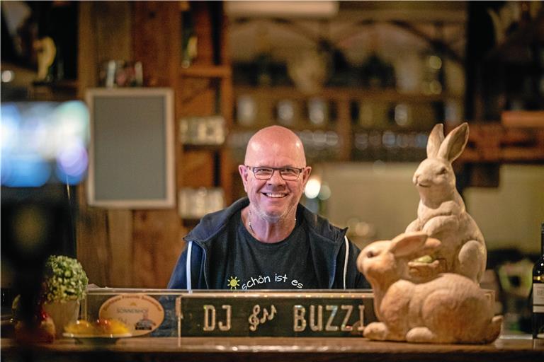 In surreal-gespenstischer Szenerie legt DJ Buzzi in der Dorfdiele im Hotel Sonnenhof in Kleinaspach auf. Viele Menschen in der Welt da draußen feiern mit. Foto: A. Becher
