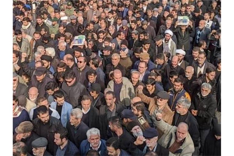 In Teheran kamen zahlreiche Menschen zu einer spontanen Kundgebung gegen die USA. Foto: Vahid Salemi/AP/dpa