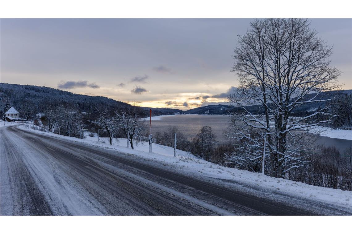 In Teilen Baden-Württembergs kann es glatt auf den Straßen werden.