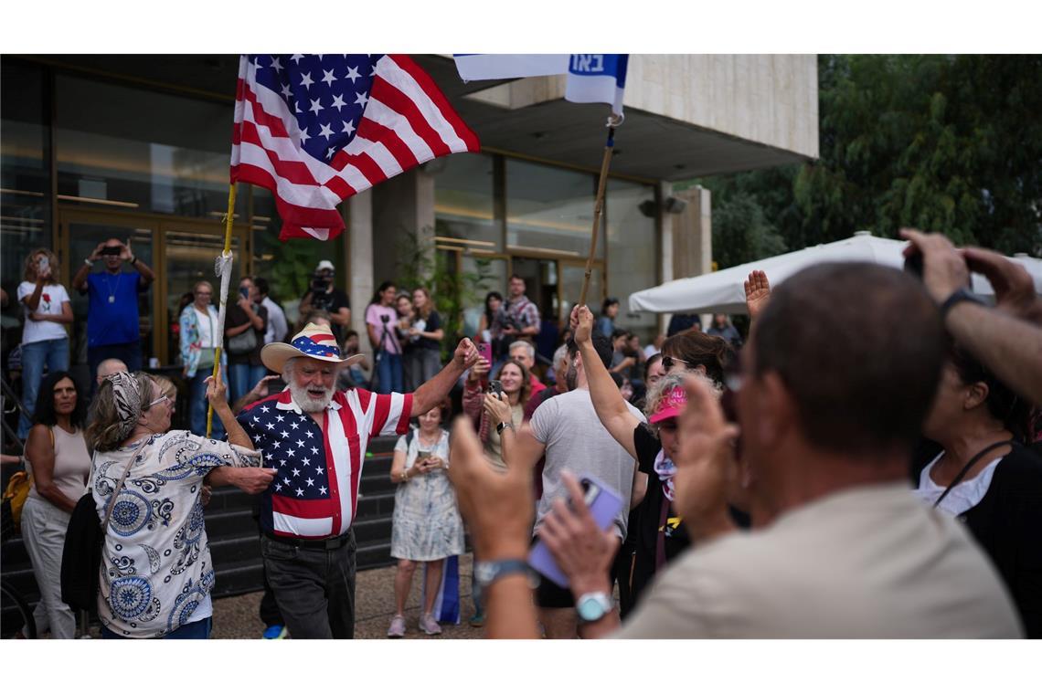 In Tel Aviv tanzen Menschen auf der Straße, weil sich Israel und die terroristische Hamas auf die erste Phase eines Friedensplans geeinigt haben.