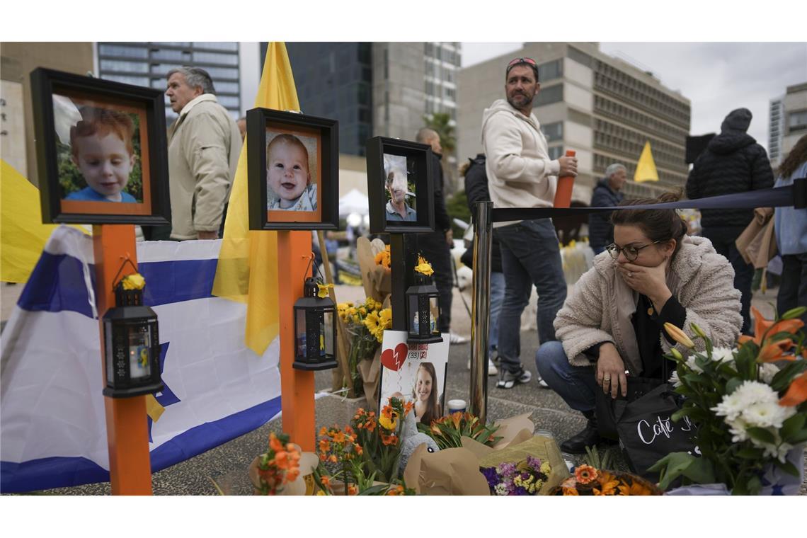 Terroristen feiern an Kindersärgen In Tel Aviv Trauer um Ariel (4) und Kfir (9 Monate) Bibas: palästinensische Party an den Särgen der Kinder.