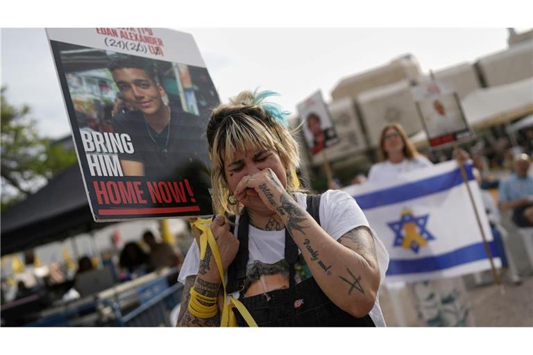In Tel Aviv versammelten sich Menschen, um die Freilassung gemeinsam zu verfolgen.