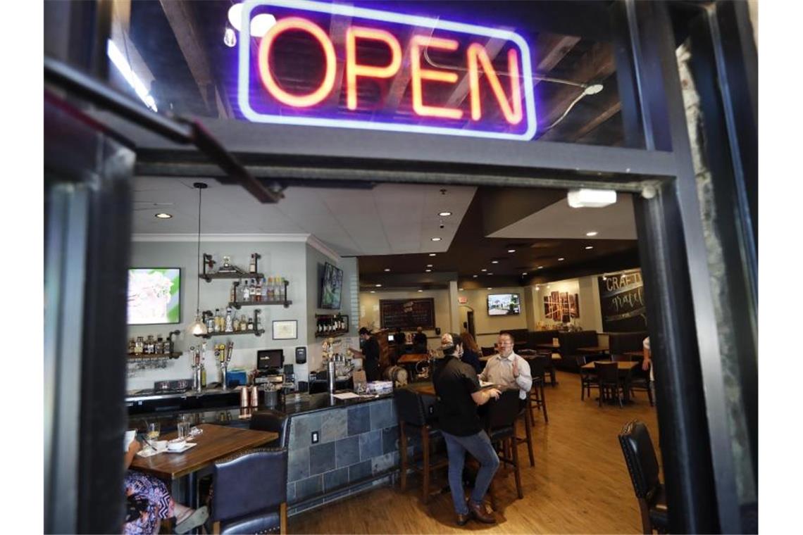 In Texas dürfen Restaurants, Kinos und Einzelhändler in begrenztem Umfang wieder öffnen. Foto: Tony Gutierrez/AP/dpa