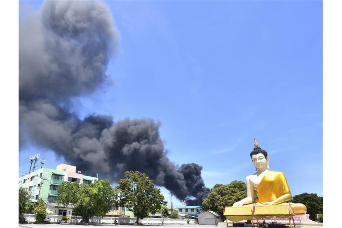 Großbrand nach Explosion in Chemiefabrik bei Bangkok In Thailand ist es in einer Chemiefabrik zu einer schweren Explosion gekommen. Foto: Uncredited/AP/dpa