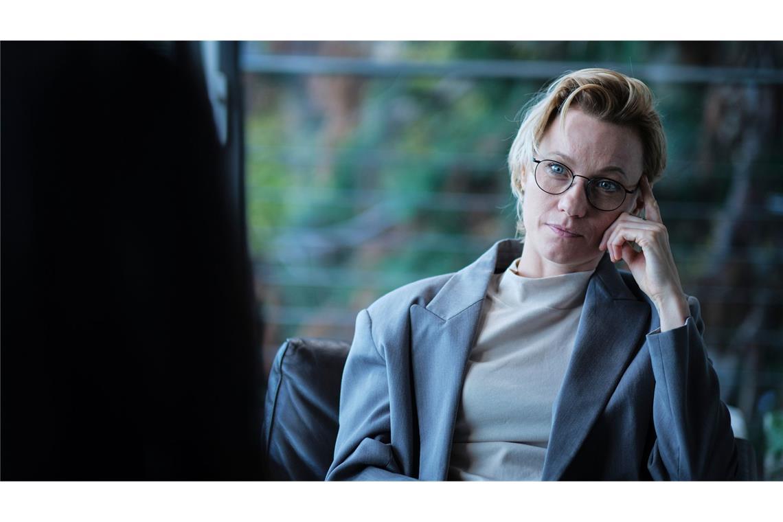 In Therapeutin Christine Haller (Lana Cooper) findet Nelly jemanden, die ihr zuhört.