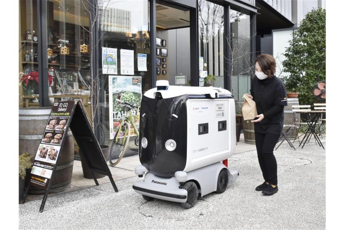 Arbeitskräftemangel: Japan setzt verstärkt auf Roboter In Tokio wird der Einsatz von Robotern zum Beispiel in der Gastronomie getestet. Foto: -/kyodo/dpa