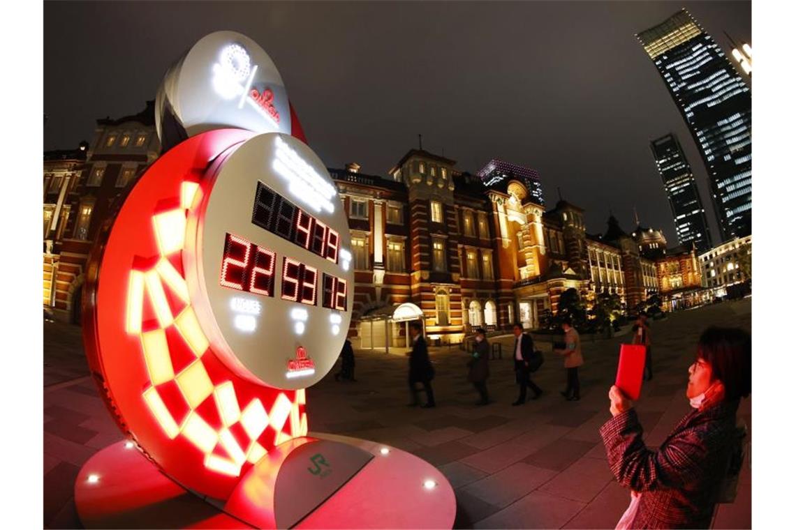 In Tokio zeigt eine Countdown-Uhr die Zeit bis zu den verschobenen Olympischen Spielen an. Foto: -/kyodo/dpa