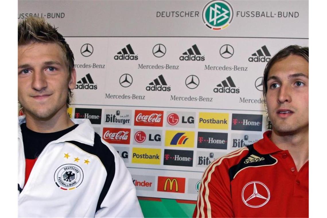 Überraschungsmann Löw: Von Odonkor bis Sané In Torwart René Adler (r) und Marko Marin zaubert Löw 2008 zwei Länderspiel-Neulinge aus dem Hut. Foto: Ronald Wittek/dpa