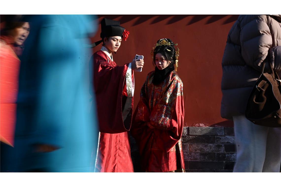 In traditioneller Kleidung vor dem Trommelturm in Peking. Chinesische Bräuche sind im Netz aktuell angesagt.