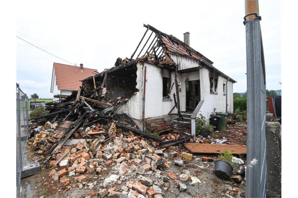 In Trümmern liegt ein Haus, das in der Nacht zum Freitag abgebrannt ist. Foto: Felix Kästle