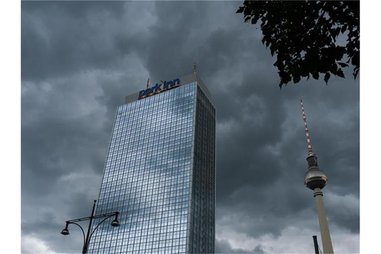 In über 120 Meter Höhe haben Feuerwehrleute einen Leuchtbuchstaben an der Fassade eines Hotels am Berliner Alexanderplatz vor dem Absturz bewahrt. Foto: Jens Kalaene/dpa-Zentralbild/dpa