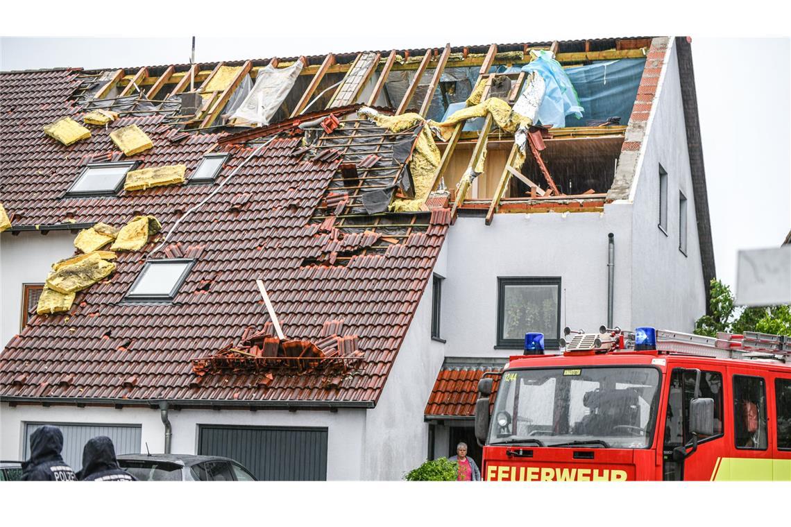 Häuser abgedeckt – DWD prüft möglichen Tornado im Südwesten In Ulm sind einige Häuser stark durch das Unwetter beschädigt worden.