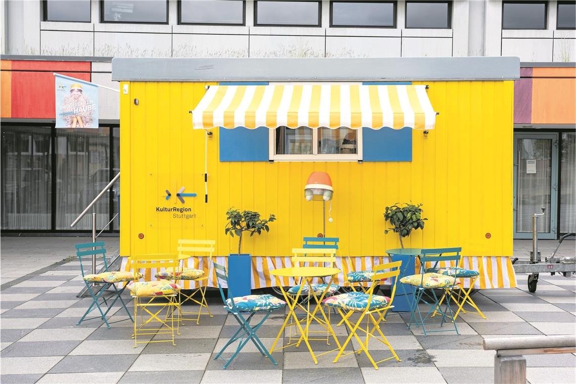 In und vor dem Bauwagen werden Geschichten aus der Region erzählt. Zum ersten Mal konnten Besucher den Pop-up-Friseursalon auf dem Rathausplatz in Gerlingen erleben. Mittlerweile steht er in Leonberg. Fotos: F. Kleinbach