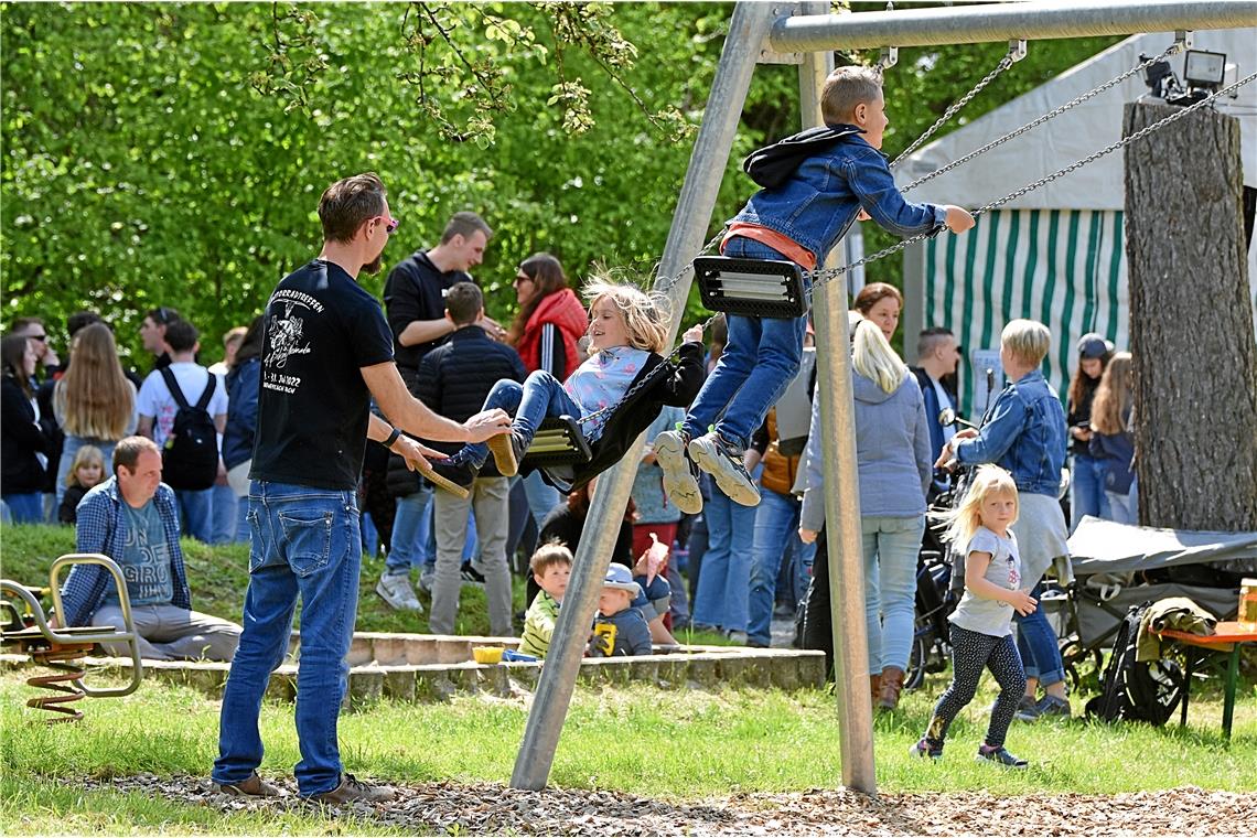 In und vor dem Festzelt beim Schloßfest Ebersberg in Auenwald war einiges los. D...