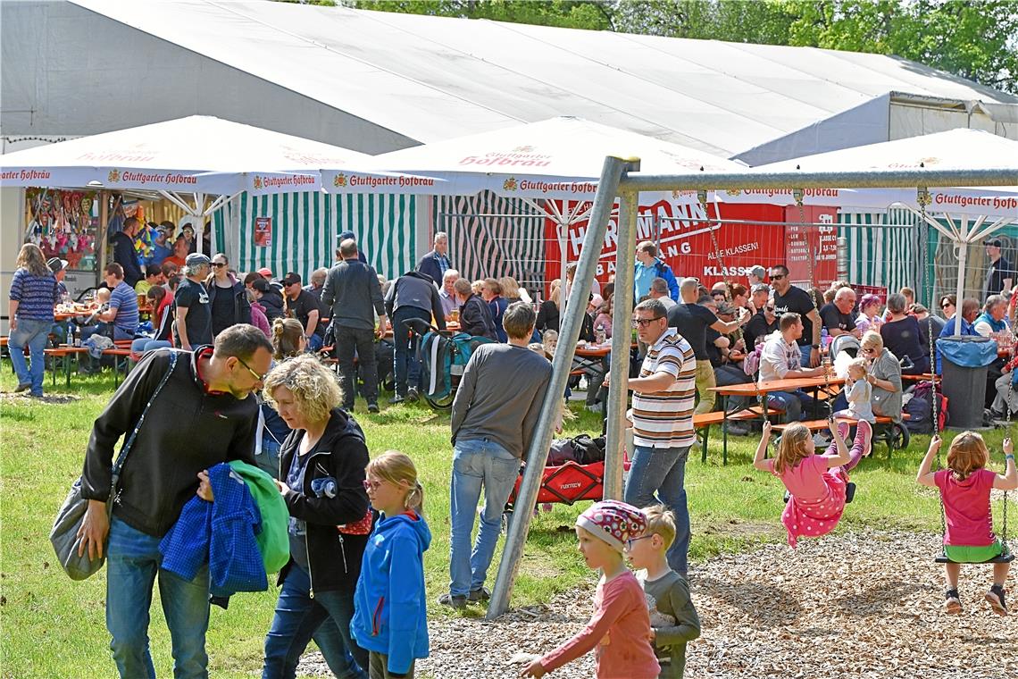 In und vor dem Festzelt beim Schloßfest Ebersberg in Auenwald war einiges los. D...