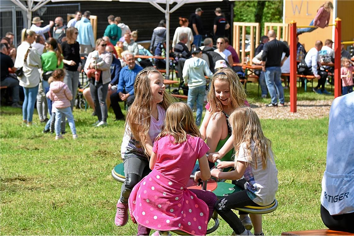 In und vor dem Festzelt beim Schloßfest Ebersberg in Auenwald war einiges los. D...