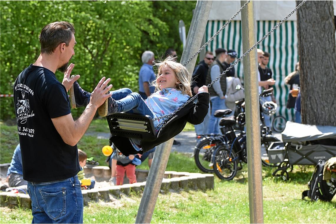 In und vor dem Festzelt beim Schloßfest Ebersberg in Auenwald war einiges los. D...