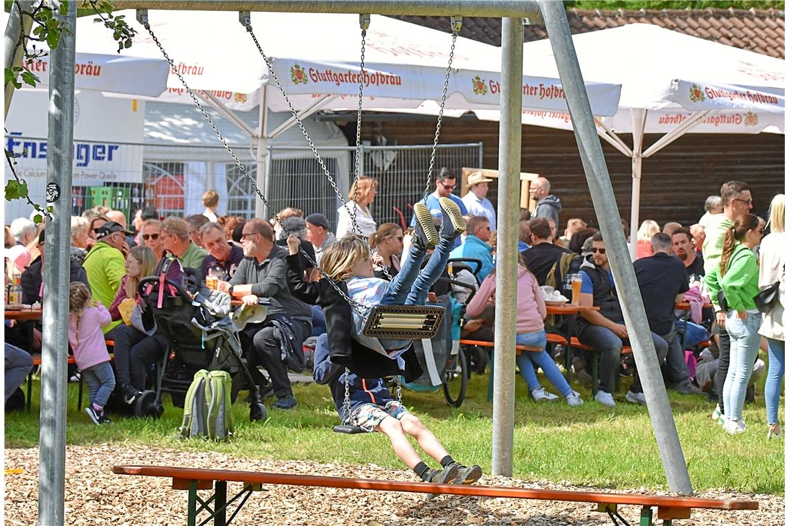 In und vor dem Festzelt beim Schloßfest Ebersberg in Auenwald war einiges los. D...