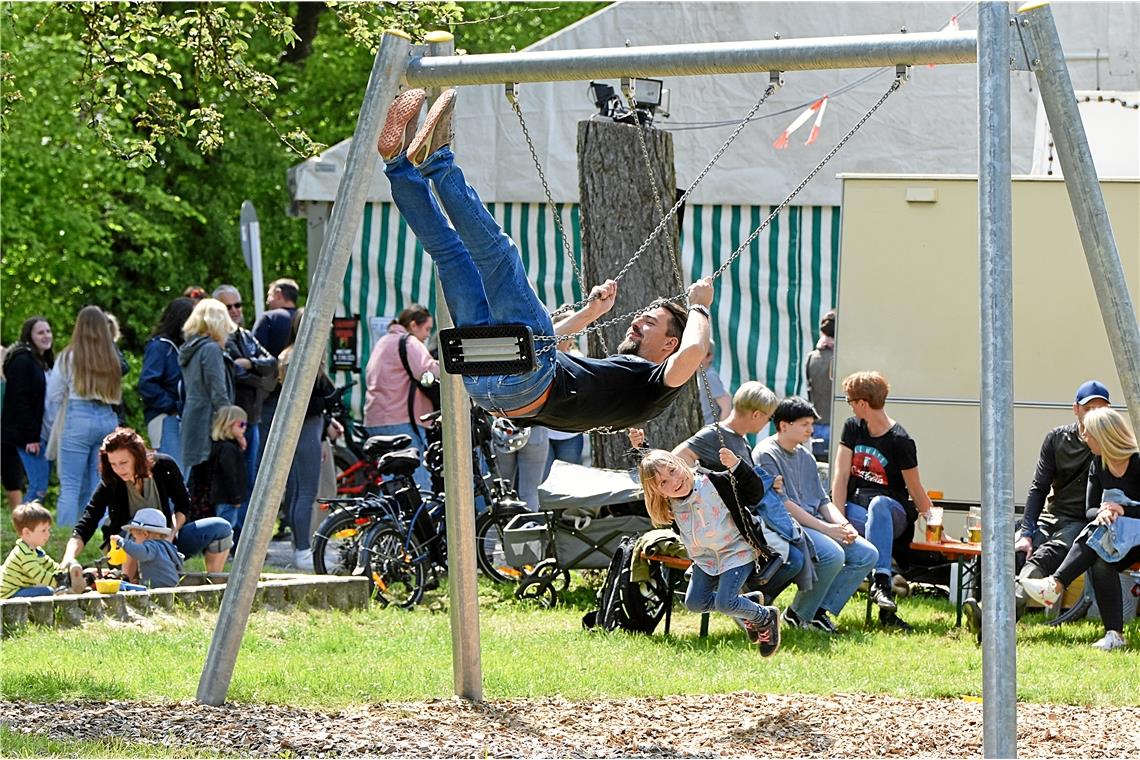 In und vor dem Festzelt beim Schloßfest Ebersberg in Auenwald war einiges los. D...