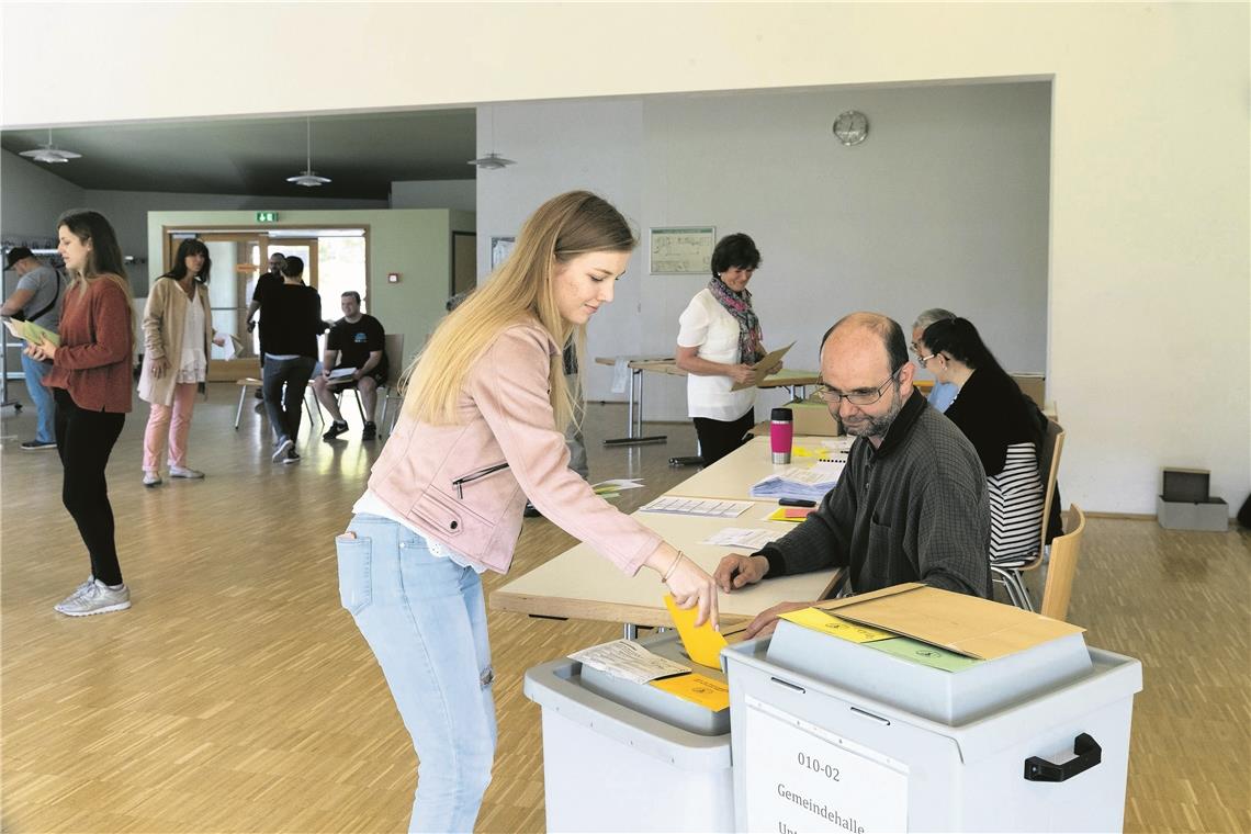 Die Arbeit vor und nach dem Urnengang In Unterweissach haben gestern Mitarbeiter der Gemeinde unterstützt von ehrenamtlichen Helfern den Superwahltag bestritten. Für sie hieß es nach Schließung der Wahllokale alle Ergebnisse in zwei Etappen auszuzählen. Foto: J. Fiedler