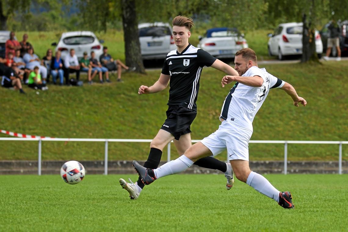 In Unterweissach konnte ganz normal gespielt werden. Der SVU II um Moritz Kurrle (schwarzes Trikot) zog gegen den SV Steinbach I um René Sailer mit 1:5 den Kürzeren. Foto: A. Becher