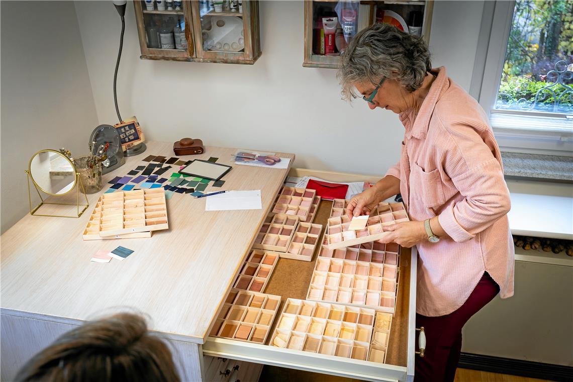 Mit den richtigen Farben den Menschen zum Strahlen bringen In Uta Claußnitzers Schubladen verbergen sich etwa 3000 Farbtöne in unterschiedlichen Stoffen und Materialien. Fotos: Alexander Becher